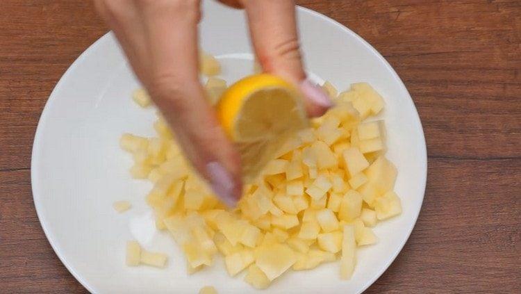Saupoudrer la pomme avec le jus de citron.