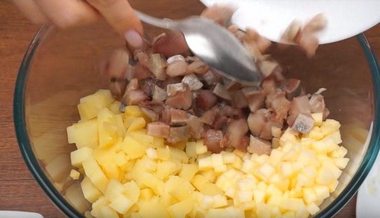 In the bowl we spread the prepared components of the dish.