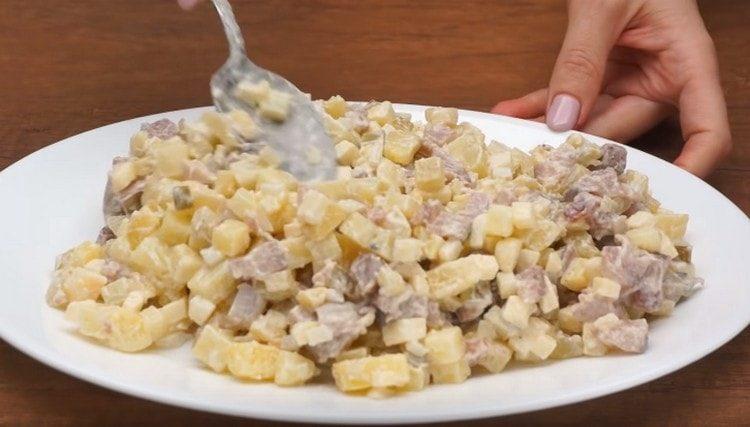 nivela la ensalada poniéndola en un plato.