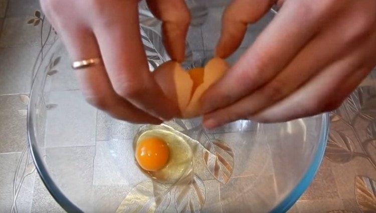 Knock out two eggs in a bowl.