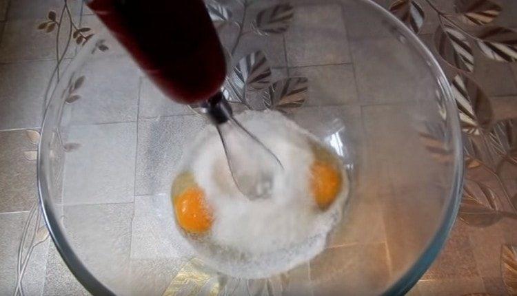 Beat eggs with sugar.