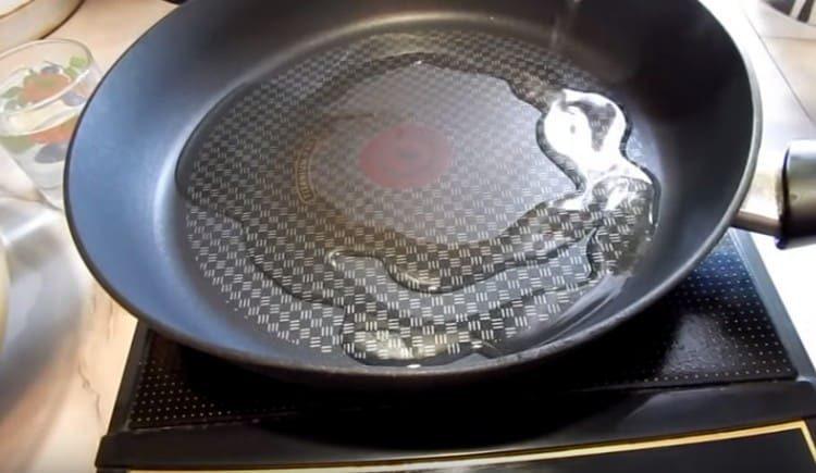 Heat the pan with vegetable oil.