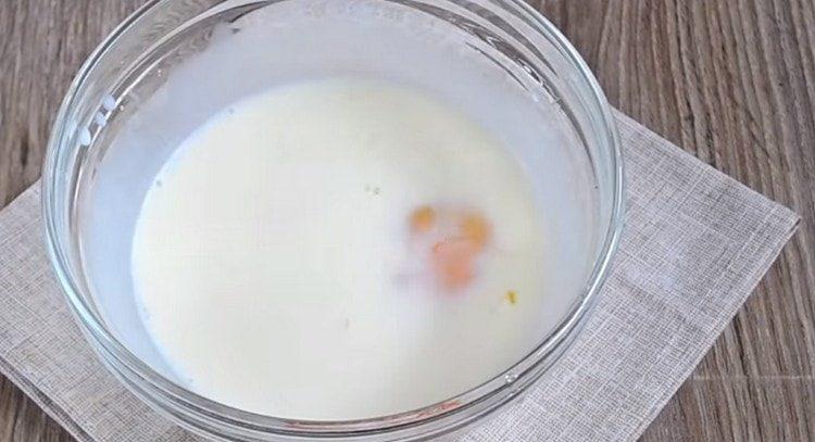 versez le lait dans un bol, ajoutez l'oeuf.