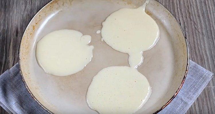 Verser la pâte en portions dans une casserole préchauffée.