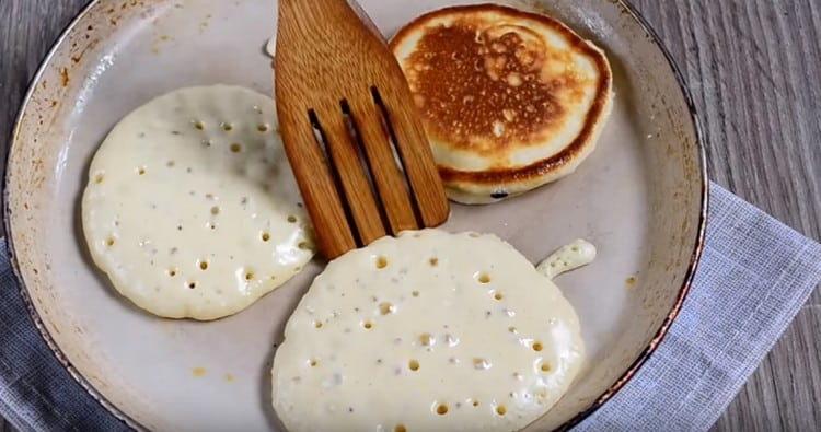 Frire les pancakes des deux côtés.