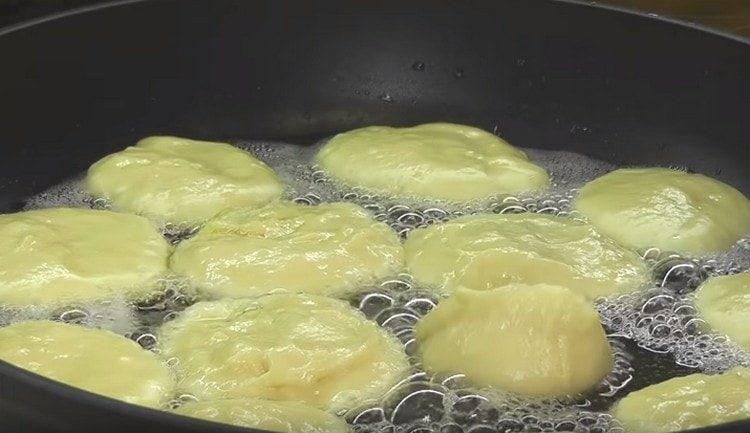 We spread portions of the dough on a heated frying pan with vegetable oil.