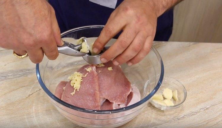 squeeze the garlic to the meat.