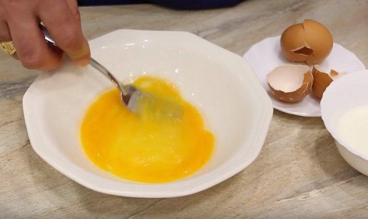 Batir los huevos ligeramente con un tenedor.