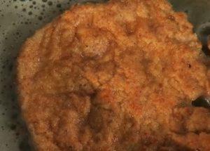 Nous faisons frire des côtelettes de porc délicieuses et juteuses dans une casserole selon une recette détaillée avec photo.