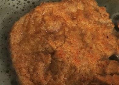 Côtelettes de porc  dans une casserole avec un plat d'accompagnement