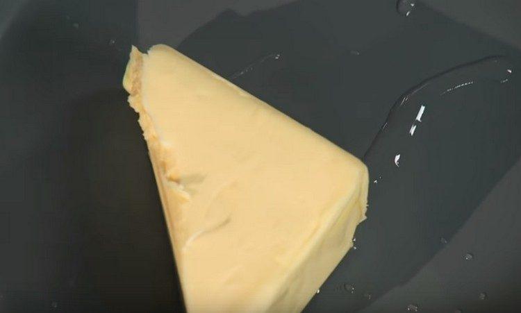 derretir la mantequilla en una sartén.