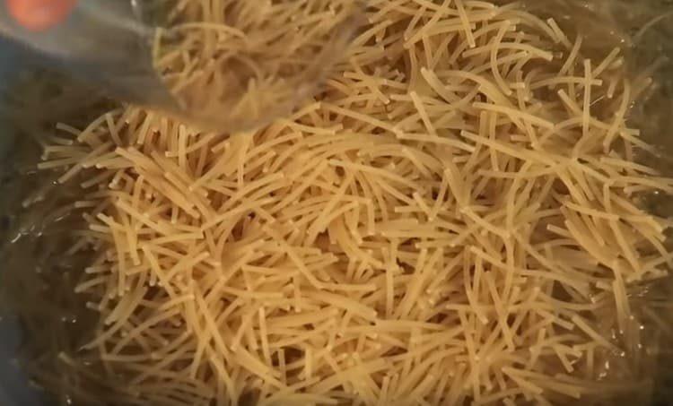 First, fry small noodles in vegetable oil.