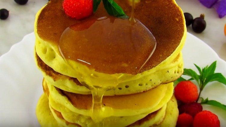 Pancakes made with kefir can be served with berries, honey, sweet sauces.