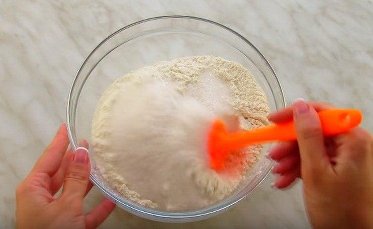 Agregue polvo de hornear, sal y azúcar a la harina.