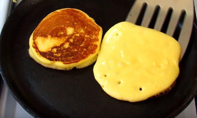 When the first bubbles appear, turn over the pancakes.