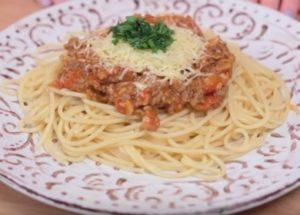 Pasta boloñesa sabrosa y satisfactoria: cocine según una receta paso a paso con una foto.