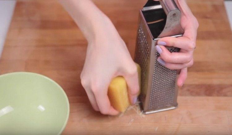 sur une belle râpe trois parmesan.