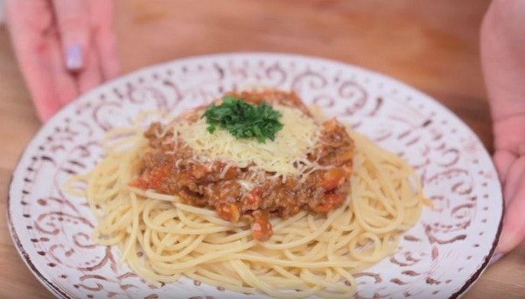 Appetizing pasta bolognese ready!