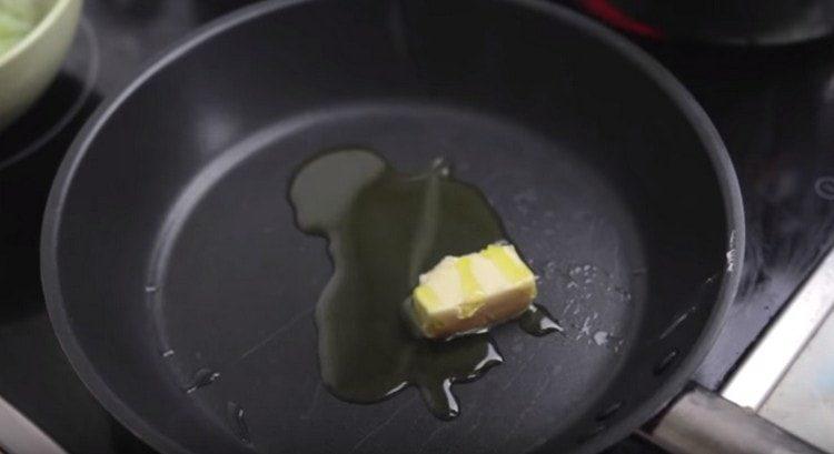 We heat the pan, pour the olive and put a piece of butter.