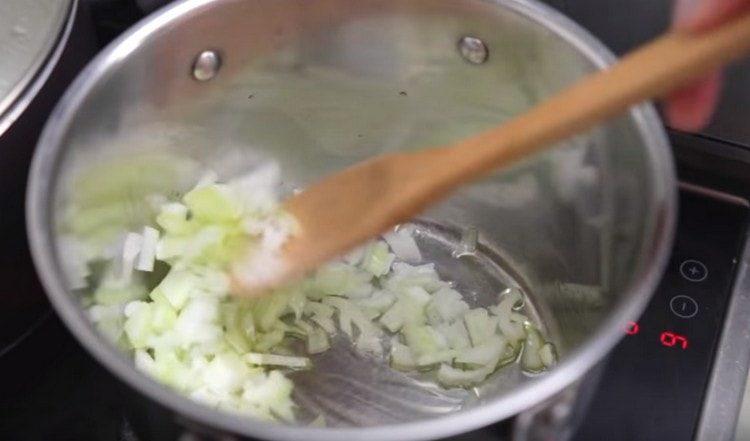 Freír la cebolla y el apio en aceite en una cacerola.