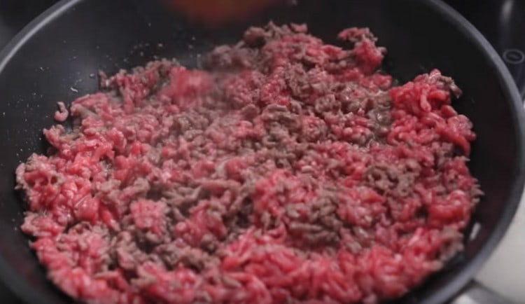 Fry the minced meat in a pan.