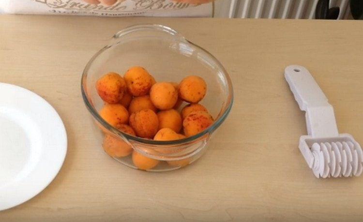 Wash and dry apricots.