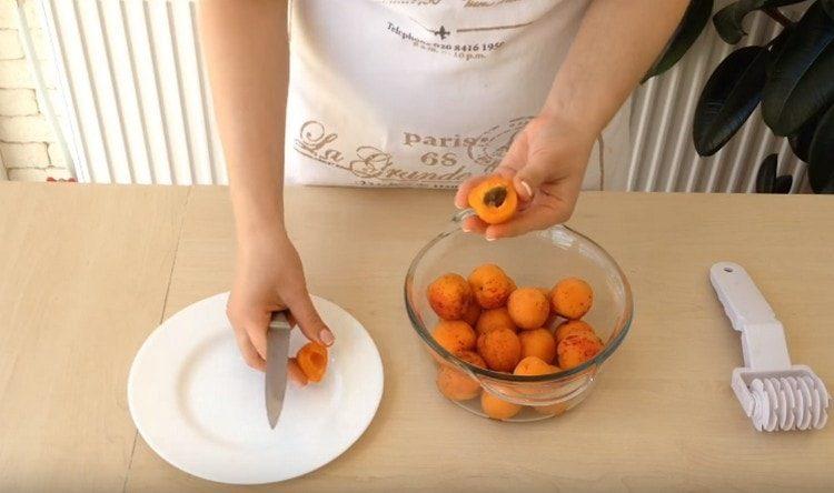 Cut the apricots in half, remove the seeds.