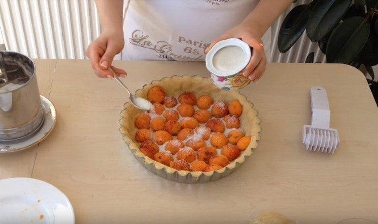 Saupoudrer les abricots de sucre.