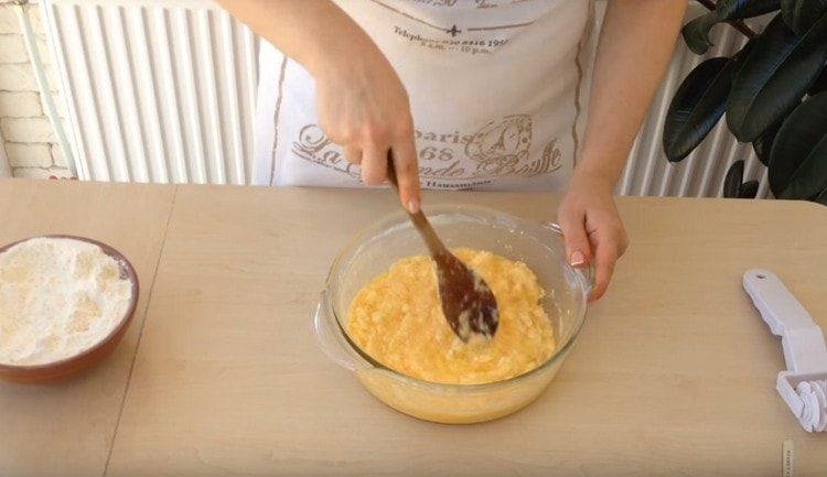 Dodajte jaja i umiješajte masu ulja.