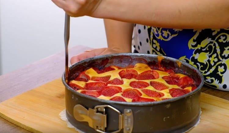 Séparez soigneusement le gâteau des côtés du moule.