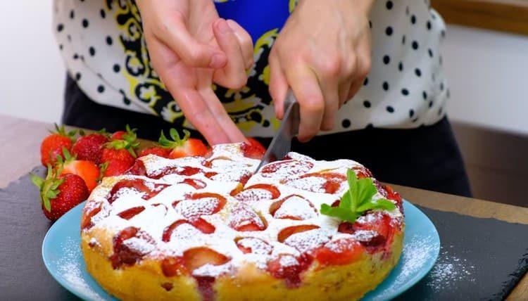 Une telle tarte aux fraises peut être saupoudrée de sucre en poudre.