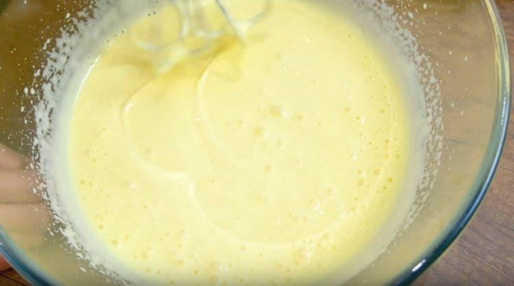 Add simple and vanilla sugar to the eggs, beat until light.