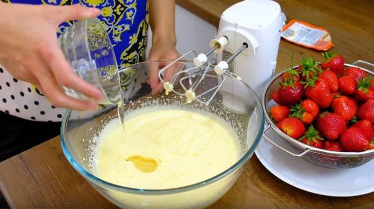 Add sour cream and vegetable oil to the egg mass.