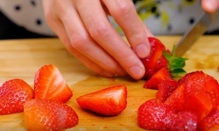 Hacher finement les fraises, et en partie juste couper en deux.