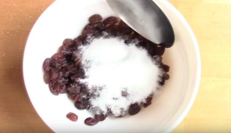 Ajoutez du sucre aux raisins secs.
