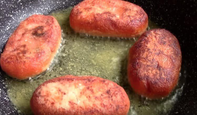 Fry the pies in a pan.