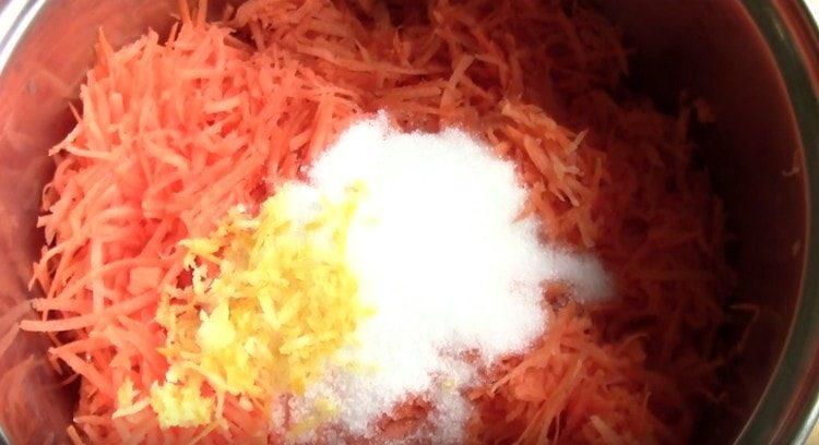 Agregue azúcar y ralladura de limón a la masa de zanahoria.