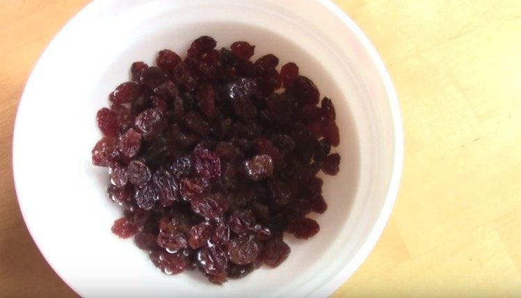 Pour raisins with boiling water.