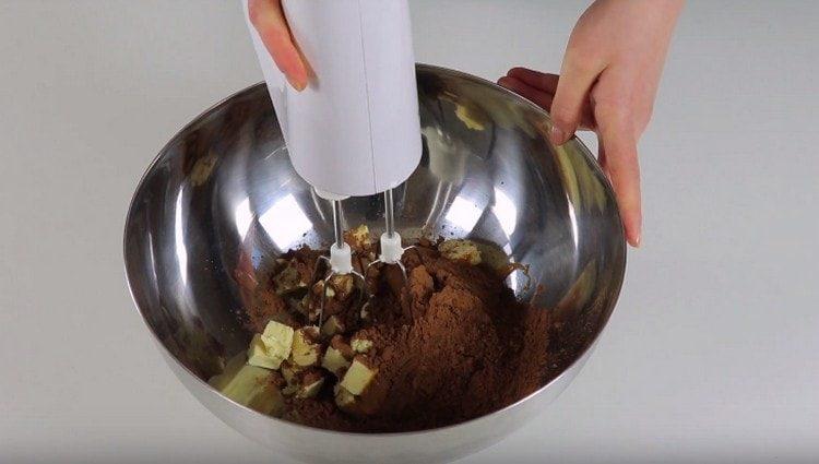 Para la crema con una batidora, mezcle la leche condensada, la mantequilla y el cacao.