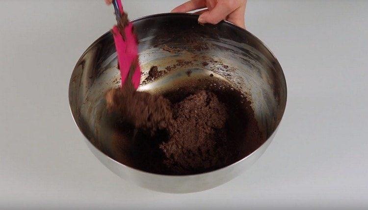 Mélanger la crème avec les miettes de biscuits.