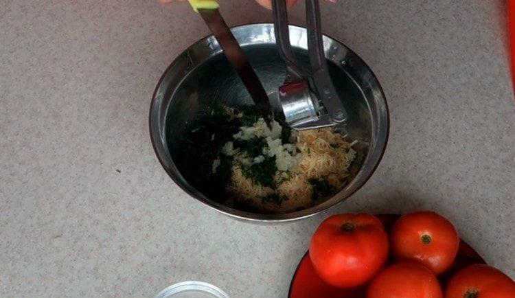 Add garlic to the cheese with dill.