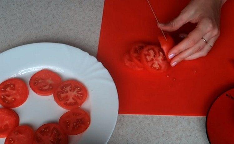 Cut the tomatoes into circles.