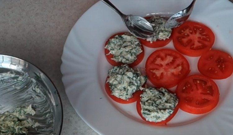 Para cada círculo de tomate, coloque el relleno.