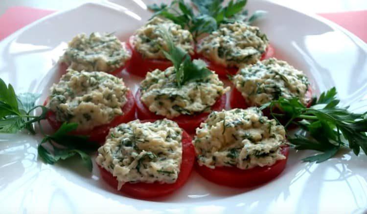 Savory tomatoes with cheese and garlic are ready.