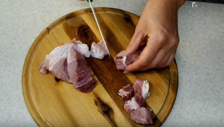 couper la viande en tranches.