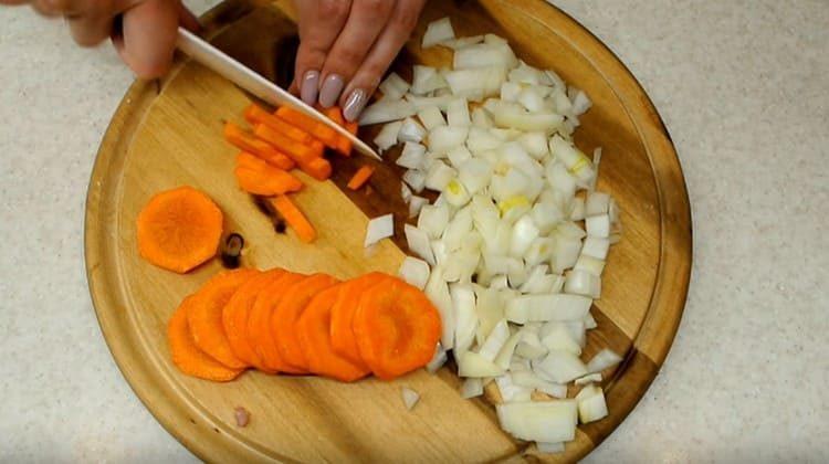Thinly chop the carrots.