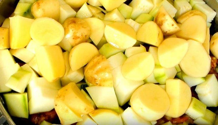 couper les courgettes, les pommes de terre et les ajouter à la poêle.