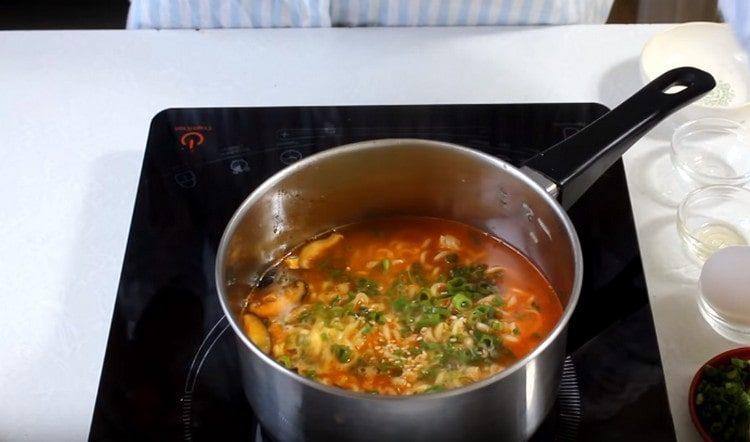 Agregue cebollas verdes picadas a la sopa.