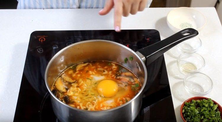 En un plato casi listo, bata el huevo.