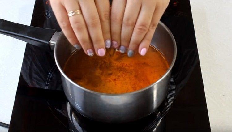 Verser la base de bouillon dans l'eau.